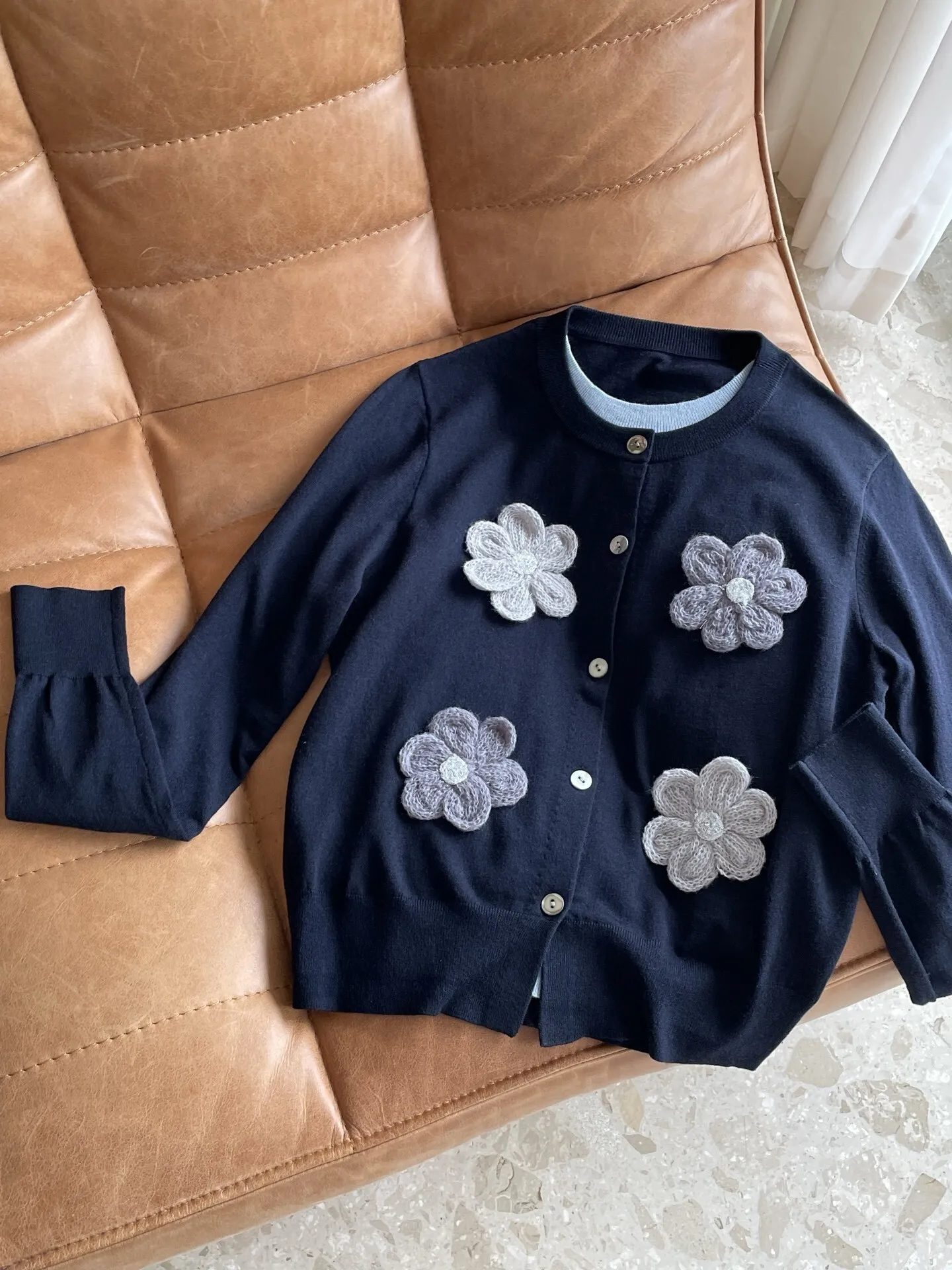 

Высококачественный новый товар весенне-летнего сезона: женский трикотажный кардиган с длинными рукавами, имитация двухслойности, с объемными цветами.