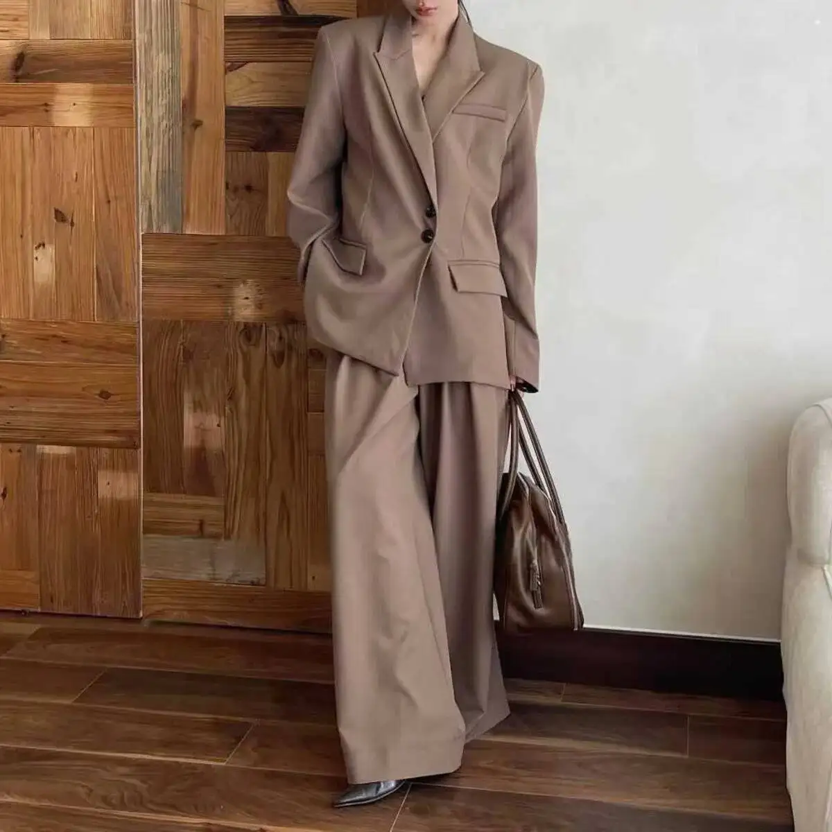 BJTZ سترة وسراويل عصرية بلون واحد طقم مكون من قطعتين للمرأة 2025 موضة جديدة أطقم تصميم مكتب سيدة أنيقة بأزرار
