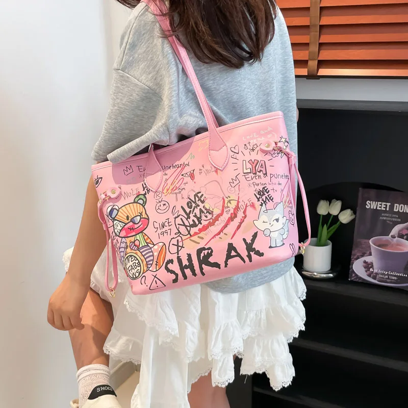 حقيبة يد Bear Doodle للنساء - طباعة جرافيتي، سعة كبيرة، حقيبة كتف متعددة الاستخدامات