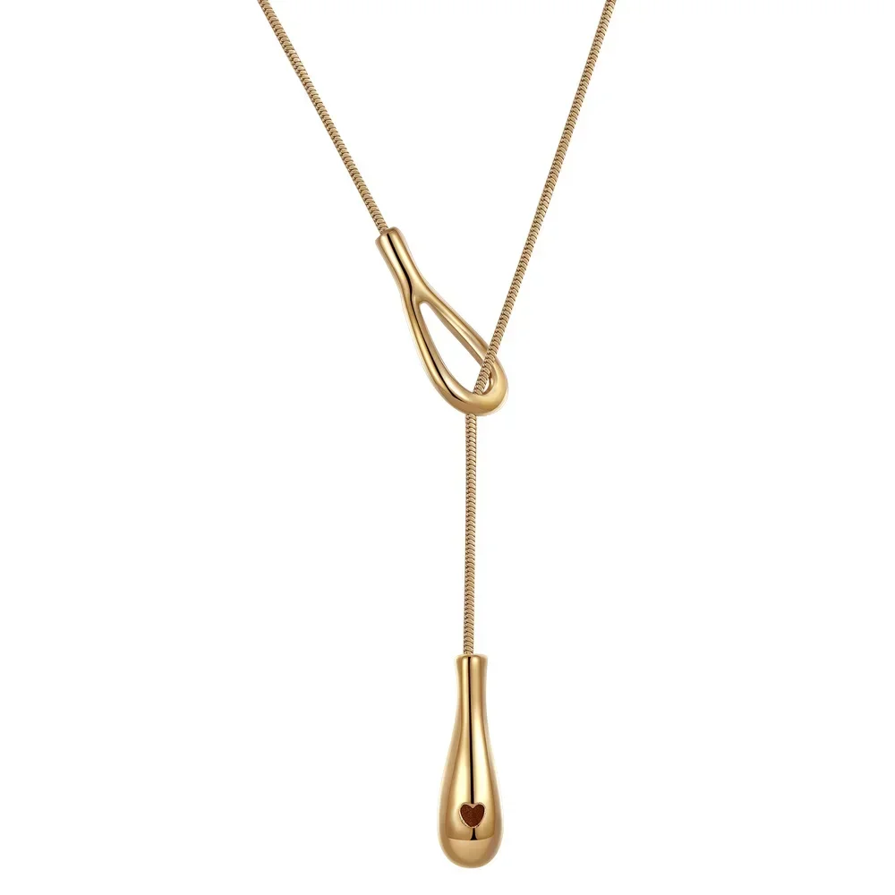 

A woman with long tears took out a necklace, a snake bone chain and a new high-end sweater chain