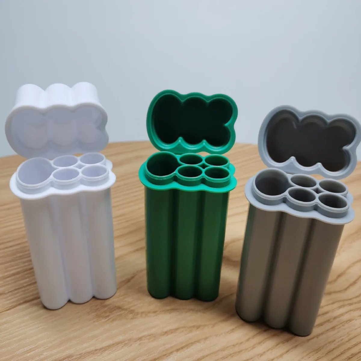 One-piece flip-top cigarette case hit kit four-hole position includes lighter storage easy to carry around