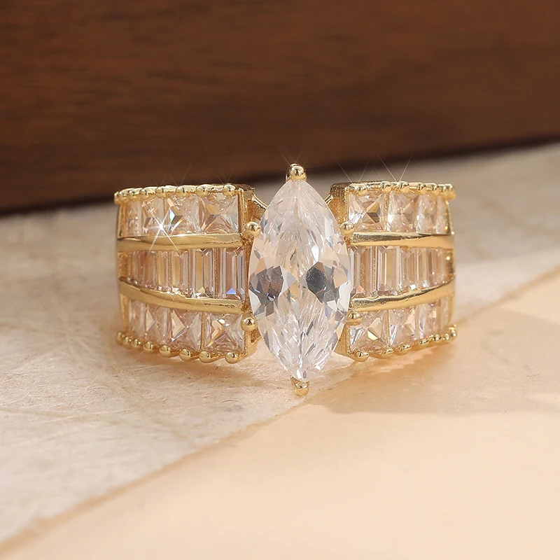 Luxurious High End Princess Cut Artificial Zirconia Ring For Women Engagement and Wedding Wear Accessory Temperament Jewelry