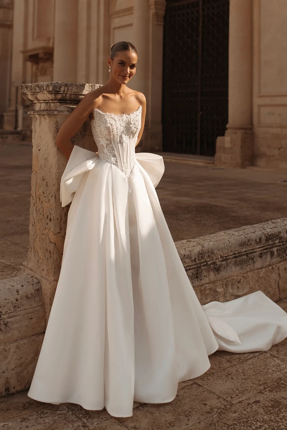 

Customized Elegant White Satin Wedding Dress Formal Scoop Sleeveless Robe de mariée Dreamy A-Line Chapel Train Vestido De Novia