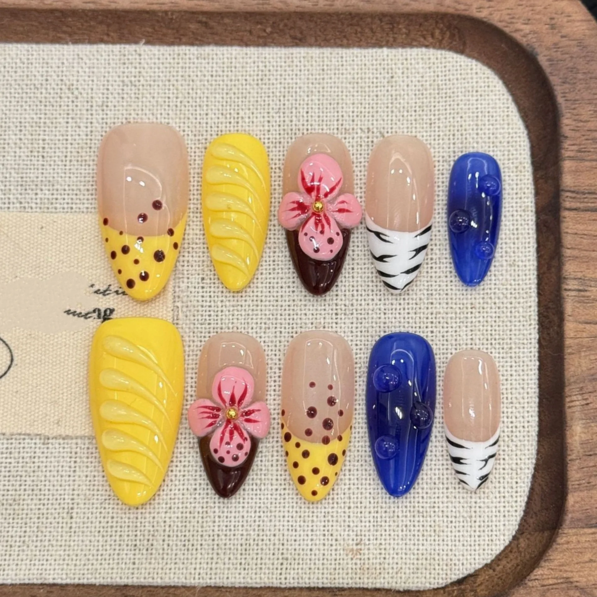 10st Franse handgemaakte nepnagelsets Druk op roze Cat's Eye Middellange amandelnagels Tips Bloem Strass Ontwerp Valse nagel