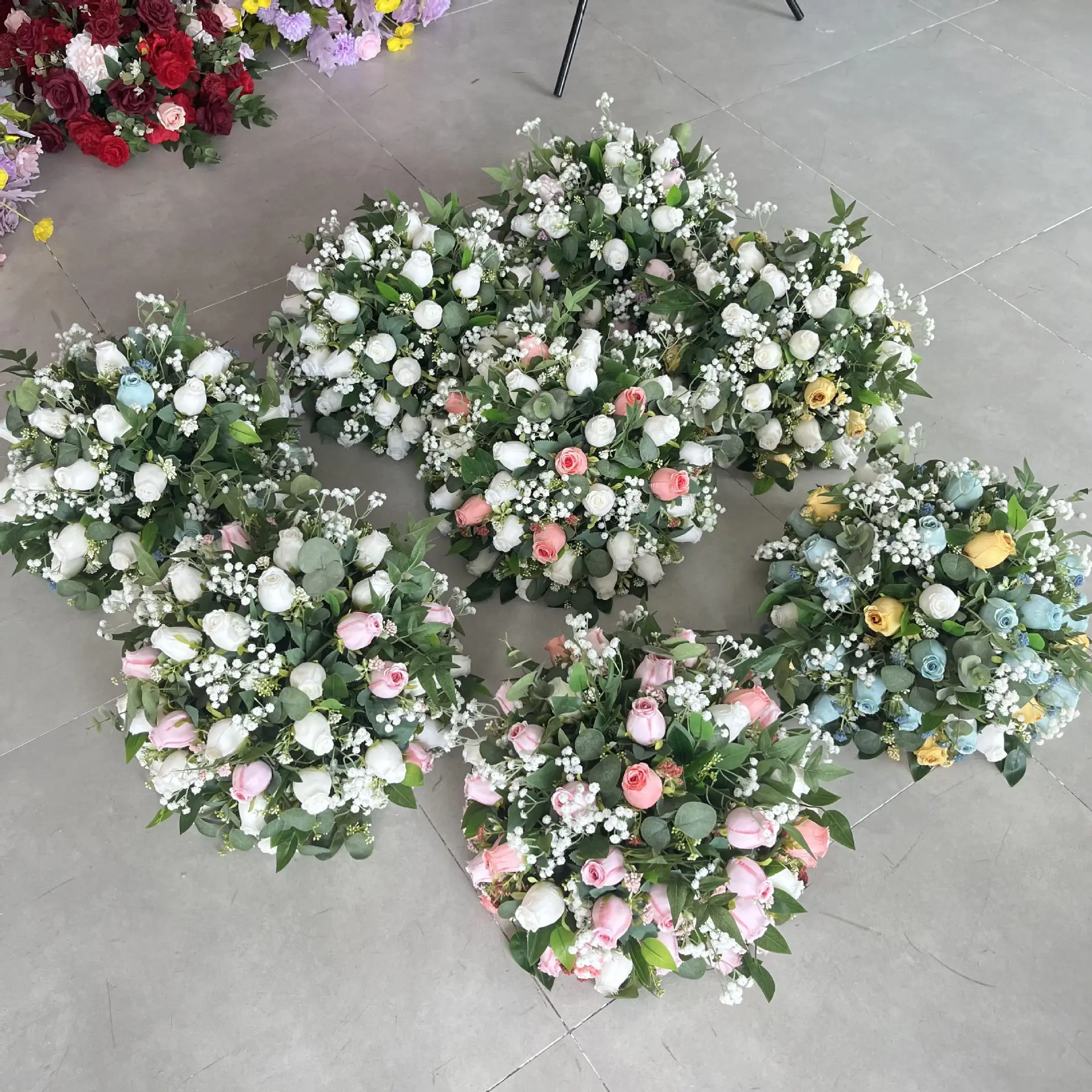 80 cm große, künstliche Rosenknospen-Blumenkugel für Kerzenständer, Metallständer, als Tischdeko für Hochzeiten, künstliche Blumenarrangements, Party-Tischdekoration. – Detail 3