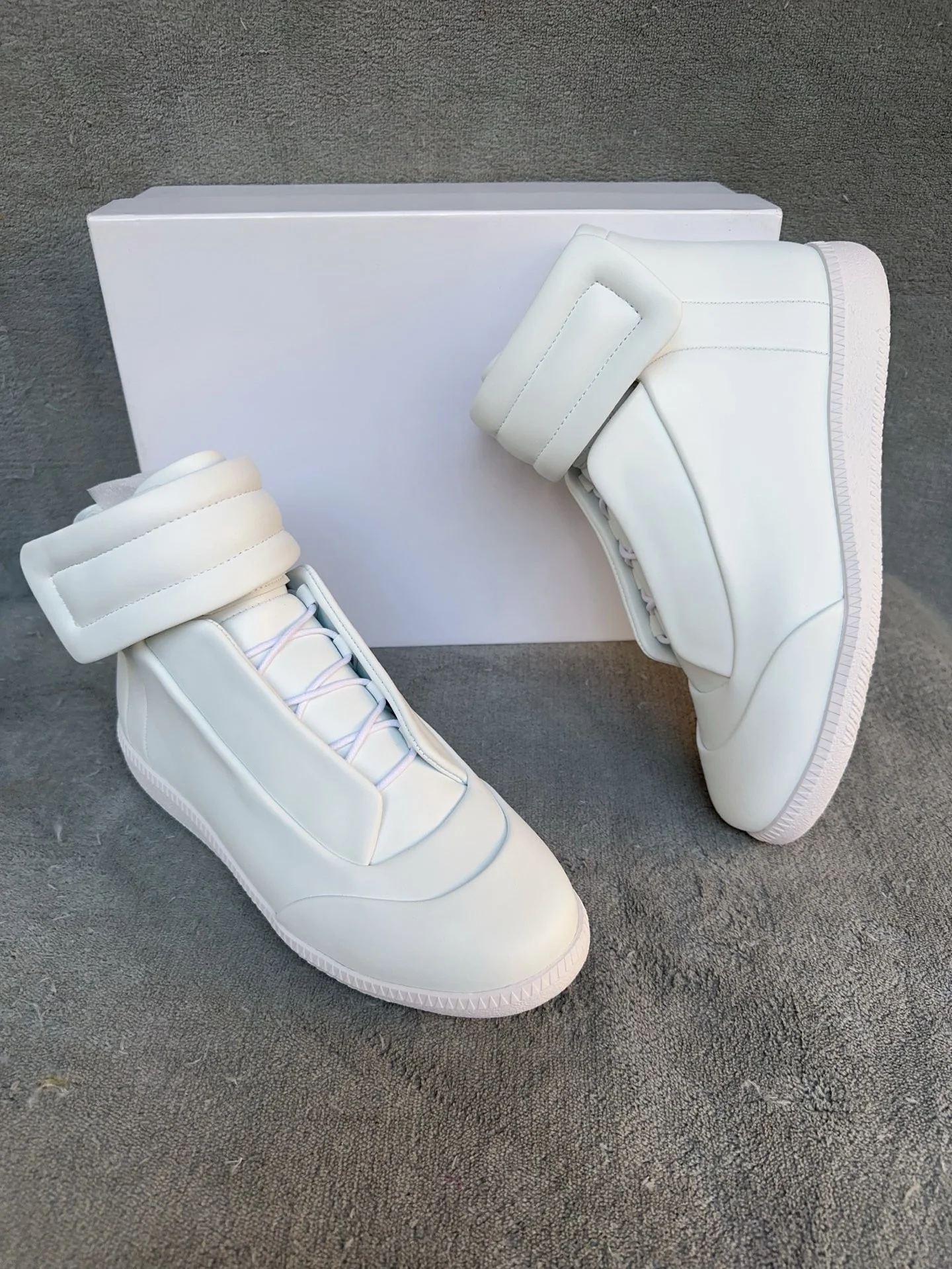 

Premium Outdoor Sports and Leisure High-top Flat Shoes Couple Style High-end Brand Casual Running Shoes Genuine Leather Upper