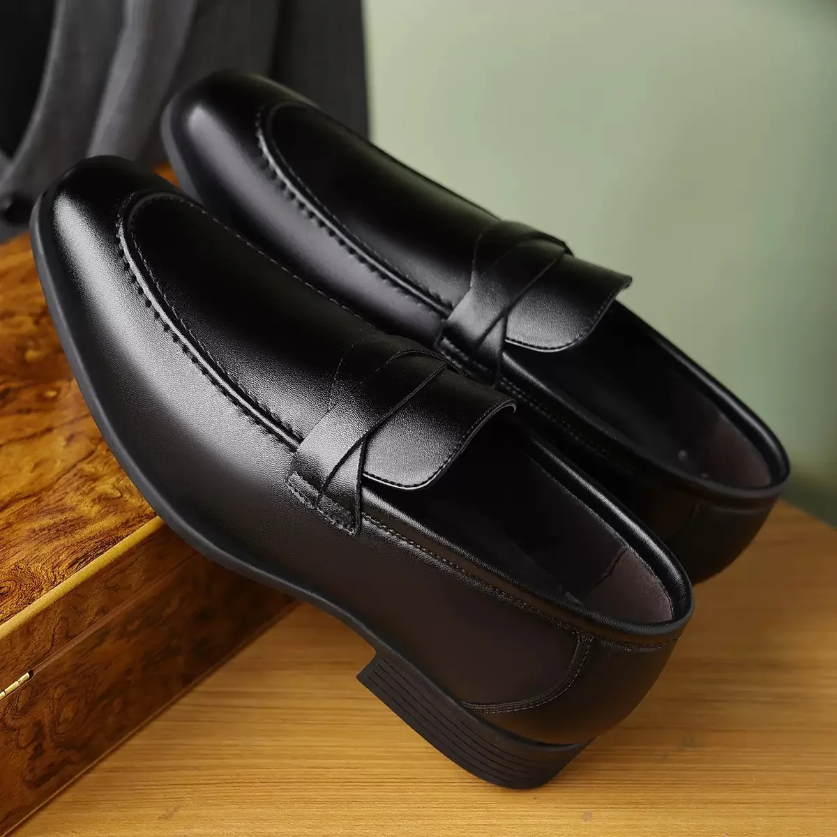 Men's casual leather shoes 2026 new business formal leather shoes British style retro square toe plus size leather shoes