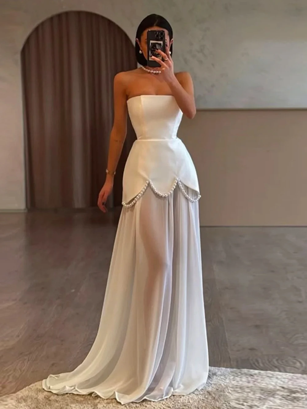 

Европейские и американские светские стильные платья 2026 Новый сексуальный дизайн без бретелек с лентой и сетчатым платьем из бисера для ногтей