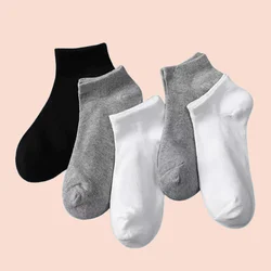 Calcetines tobilleros transpirables para hombre y mujer, calcetín de corte bajo, Color sólido, cómodos, informales, blancos y negros, novedad de verano, 5 o 10 pares