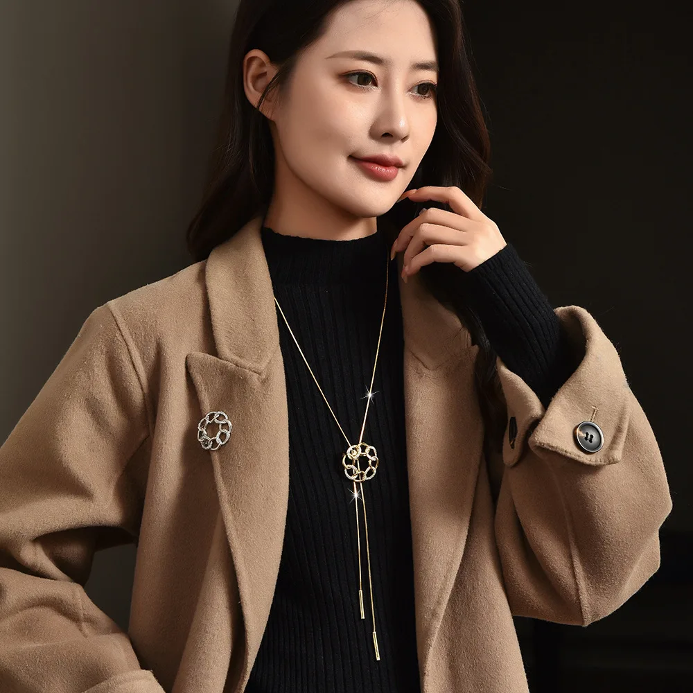 Круглая геометрическая цепочка для свитера с ощущением элитной элегантности и длинного колье с геометрическим узором.