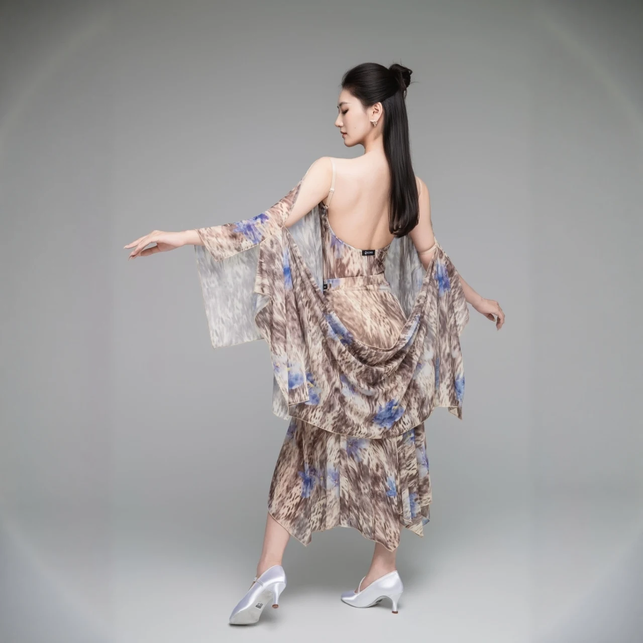 Costume de spectacle de danse de salle de bal pour femmes, vêtements de danse de valse, dos nu, hauts en dentelle irrégulière, jupe, robe de compétition, 2025 DNV24704