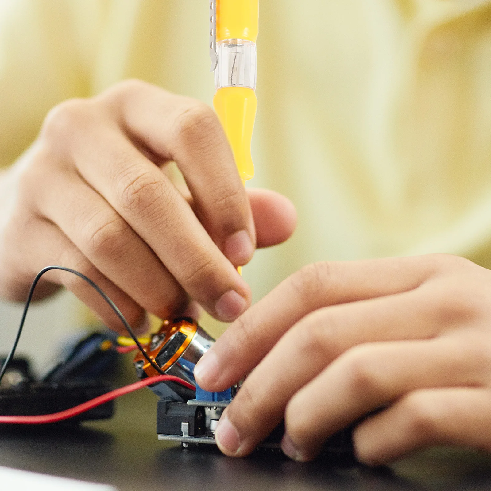 

4Pcs Light Circuit Tester Electrical Tester Pen Screwdriver Hot Wire Safe Efficient for Home Office Use