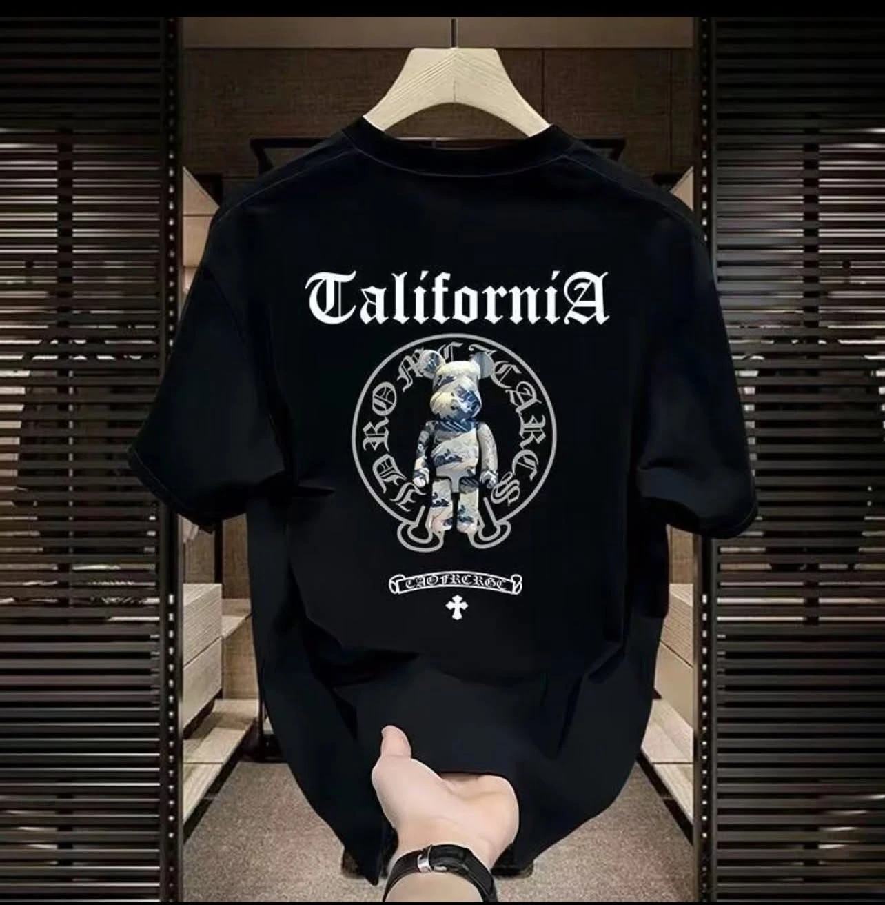 Retro Gothic California Text And Bear Graphic Back Print Men Made Of 100% Cotton Perfect Summer Streetwear And Casual Outfits