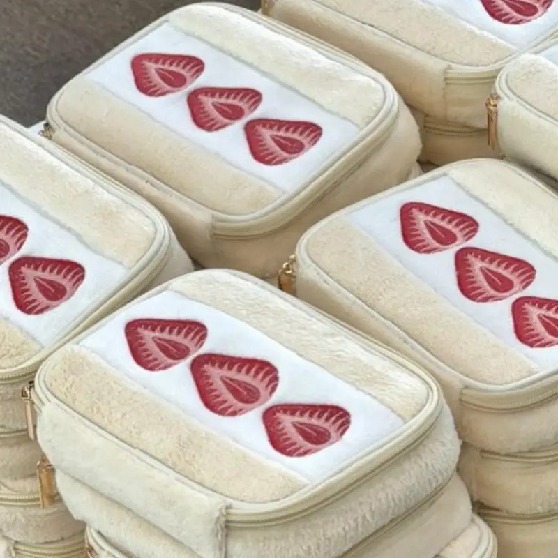 1 قطعة مقلمة الفراولة المطرزة لطيف المحمولة القرطاسية صندوق القلم متعدد الوظائف سعة كبيرة حقيبة مستحضرات تجميل حقيبة التخزين