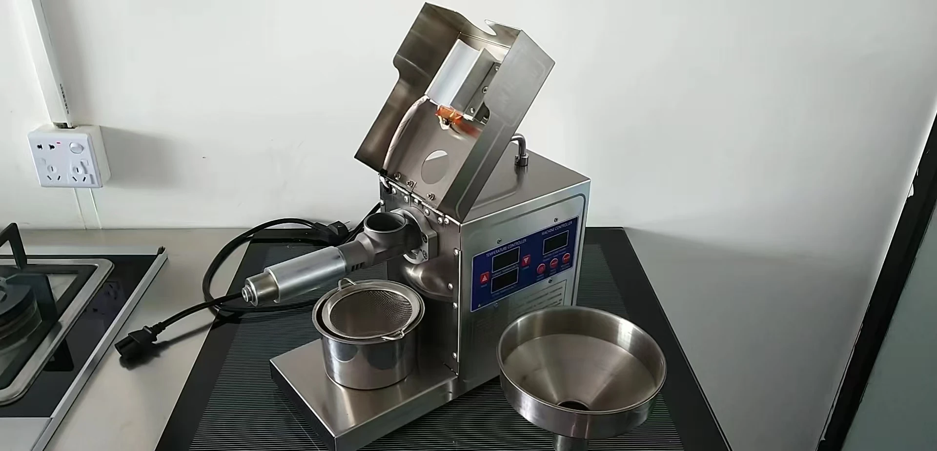 Automatic Oil Press Machine with Temperature Control for Cold and Hot Pressing Home and Commercial Use