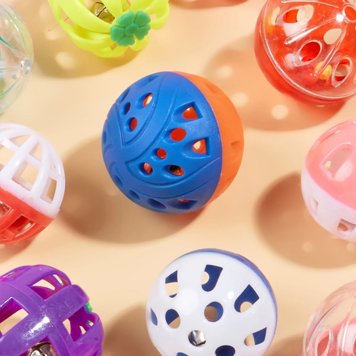 Bolas plásticas huecas con malla y sonido para gatos – antiestrés - imagen 5