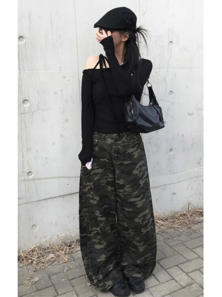 

Комплект: топ с открытыми плечами в стиле Street Sle Sweet Cool Spicy Girl, утягивающий, и свободные широкие камуфляжные брюки с высокой талией, прямого кроя.