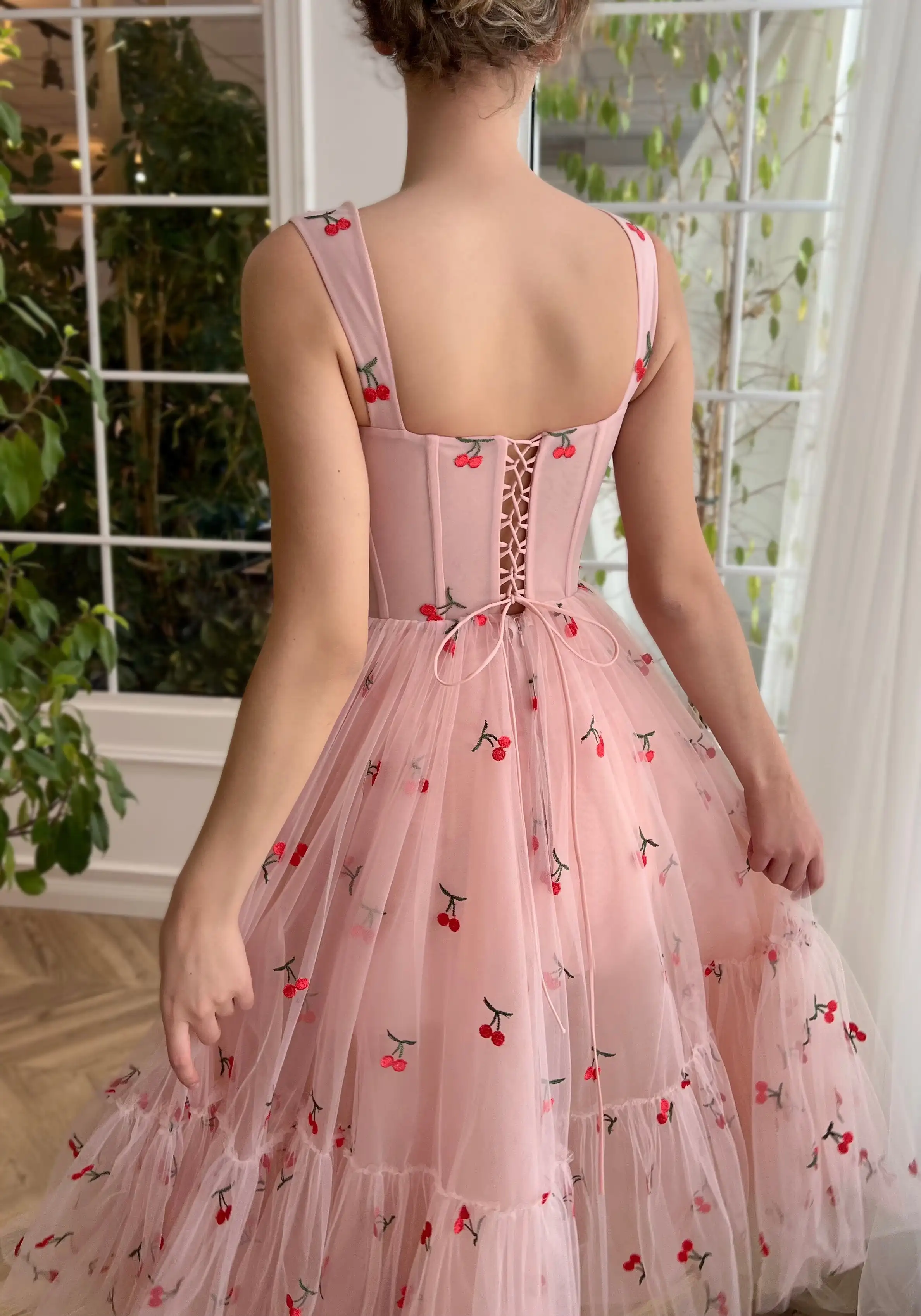 Tulle Spaghetti Straps A-line Homecoming Dress With Cherry Appliques Square Collar Pleats Tea-Length Prom Dress Teen Formal Gown