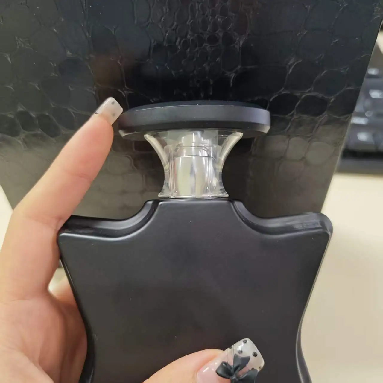 

No. 9 Bode, frosted black bottle with gold-plated logo engraved on the body, interweaving woody aroma and urban perfect gift