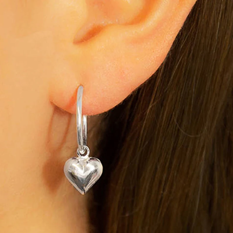 Huitan Einfache, stilvolle Herz-Ohrringe für Damen, minimalistische Metall-Ohrringe in silberner Farbe, modische Accessoires, Schmuck