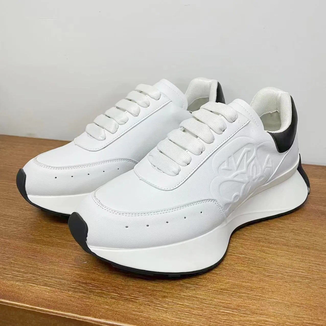 Tie round head and thick sole to increase leisure and sports comfort. Old shoes are non-slip and wear-resistant fashion high-qua