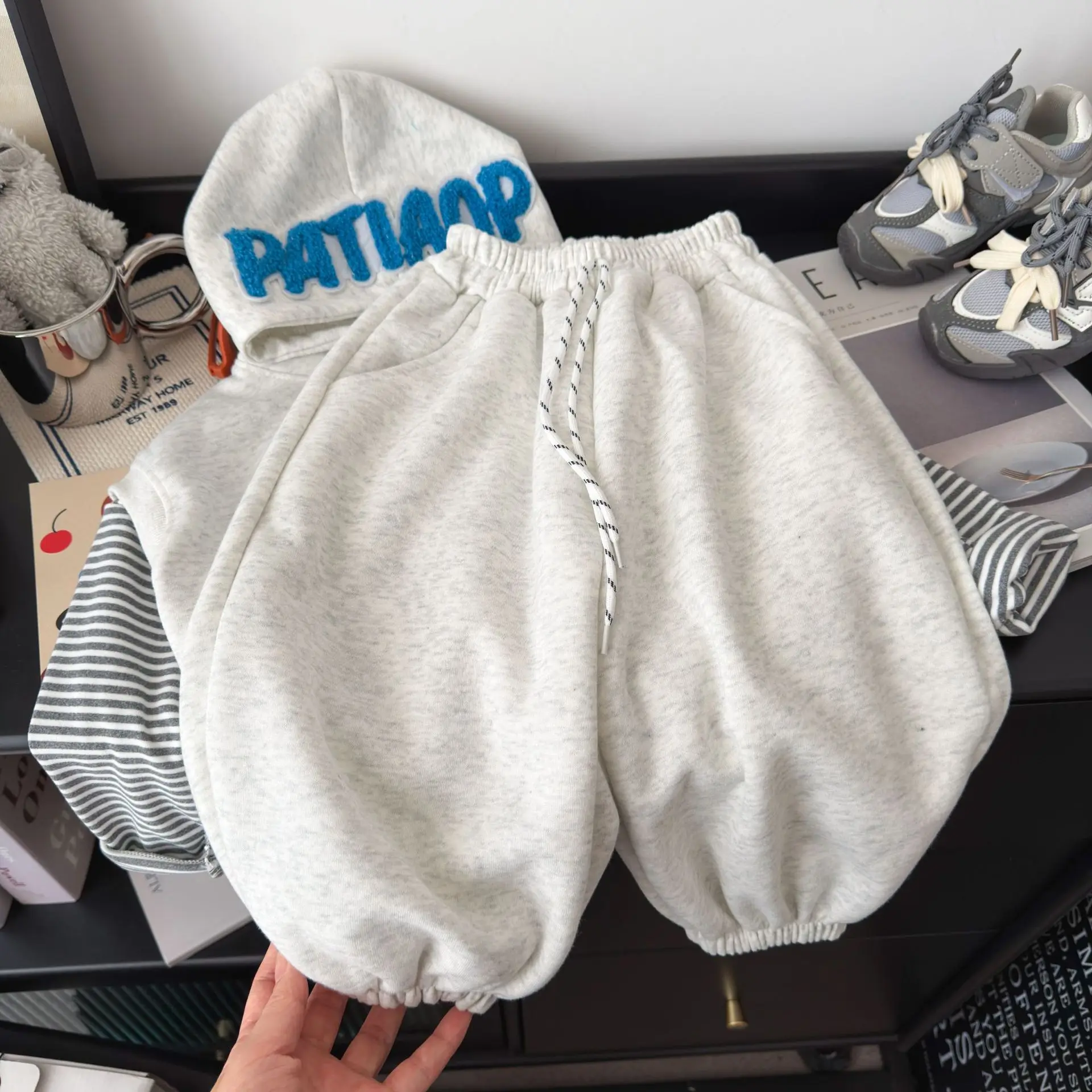 2026 Neue Herbst-Babykleidungssets für Jungen und Mädchen, niedliche Cartoon-Patch-Weste mit Kapuze + gestreiftes Langarm-Oberteil + Hose, 3-teiliges lässiges Kinder-Outfit – Detail 9