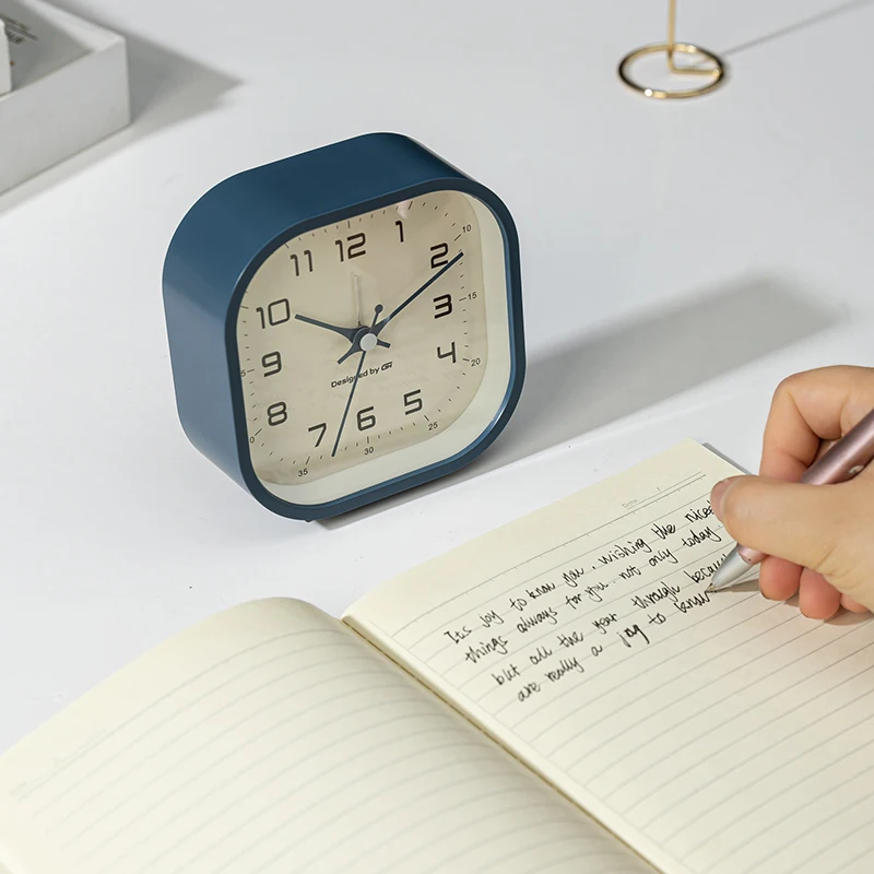 Kinderwecker, moderner Stil, geräuschlose Betriebszeit, Kunststoffmaterial, große Digitaluhr, sieht schön auf dem Schreibtisch aus – Detail 6