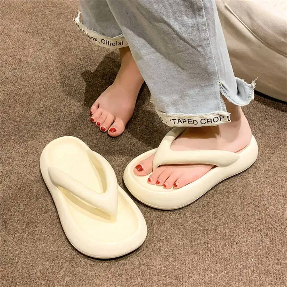 Очень большие размеры внешний вид увеличивает резиновые тапочки для пляжа кроссовки для женщин 2024 Летняя обувь сандалии кроссовки