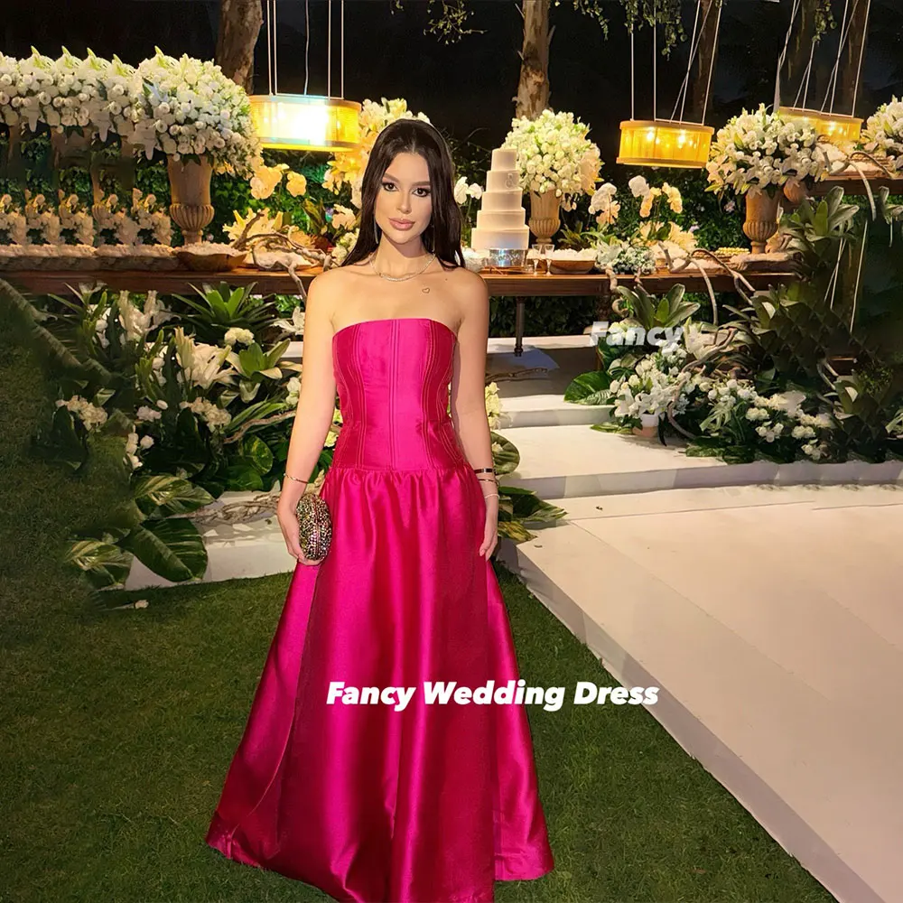 فستان سهرة أحمر فاخر بسيط بدون حمالات على شكل حرف A من الساتان السميك لحفلات أعياد الميلاد بسحاب خلفي مخصص