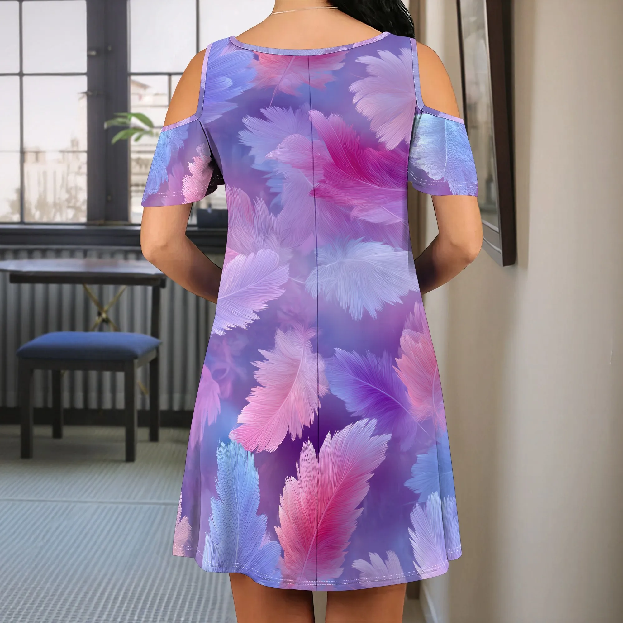 Abito estivo da donna con maglietta floreale fluida con spalle scoperte e tasche