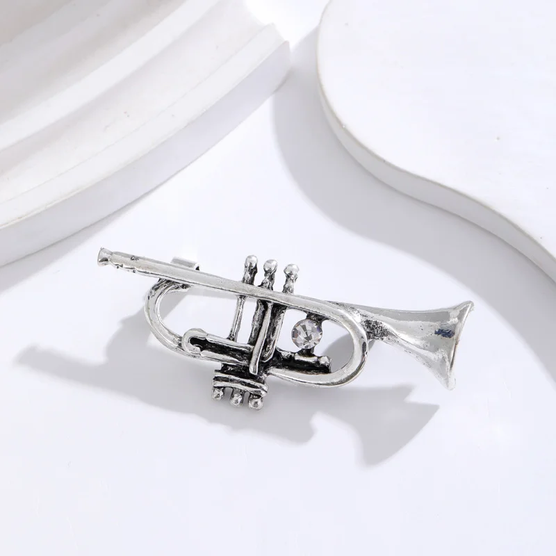 Retro flute and trumpet brooch versatile alloy with diamonds, retro musical instrument corsage, shirt and coat accessories