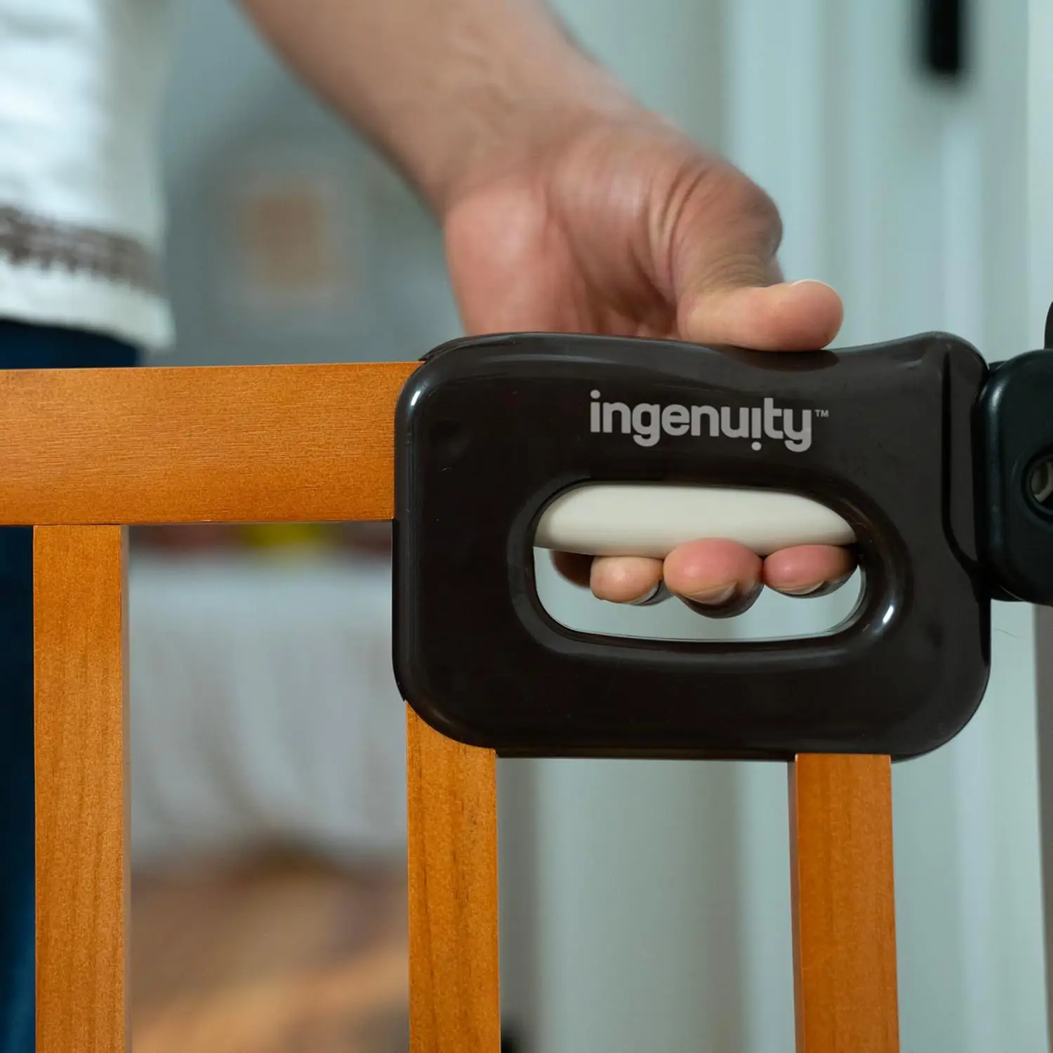 Barraca de madeira e porta de segurança para animais de estimação e bebês, 32"-48" de largura, 33" de altura, instalação de banqueta ou parede, parede na porta