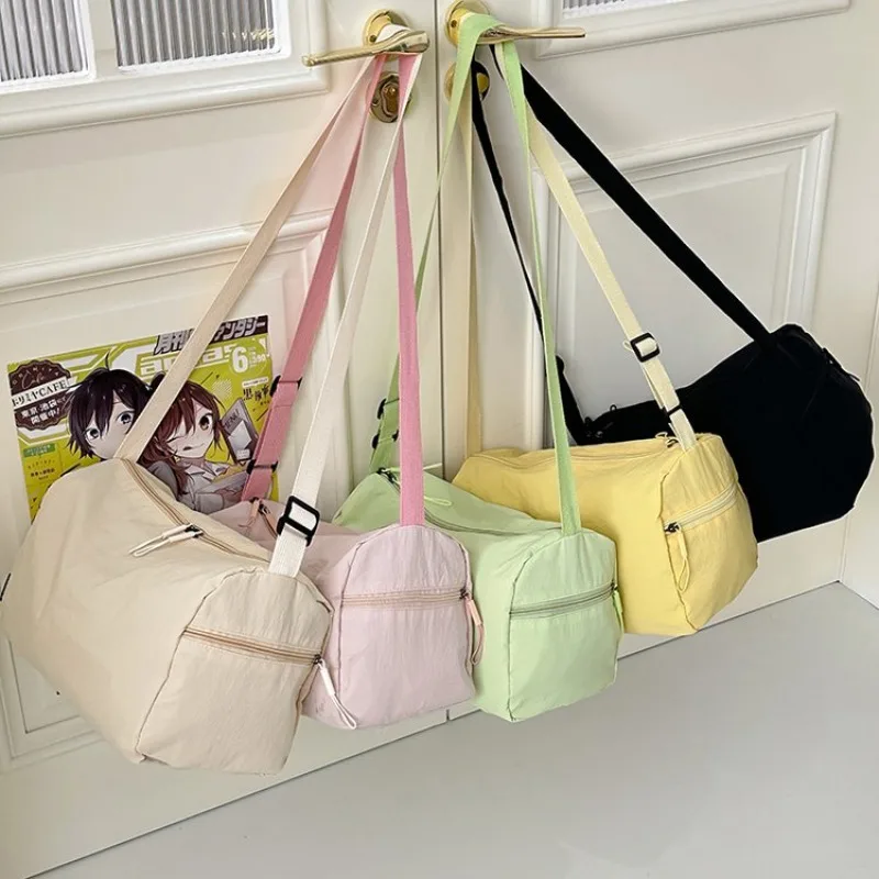 

Модная минималистичная сумка-шоппер с винтажным логотипом и однотонной расцветкой, также идеально подходит для использования в качестве универсальной женской сумки для подгузников.