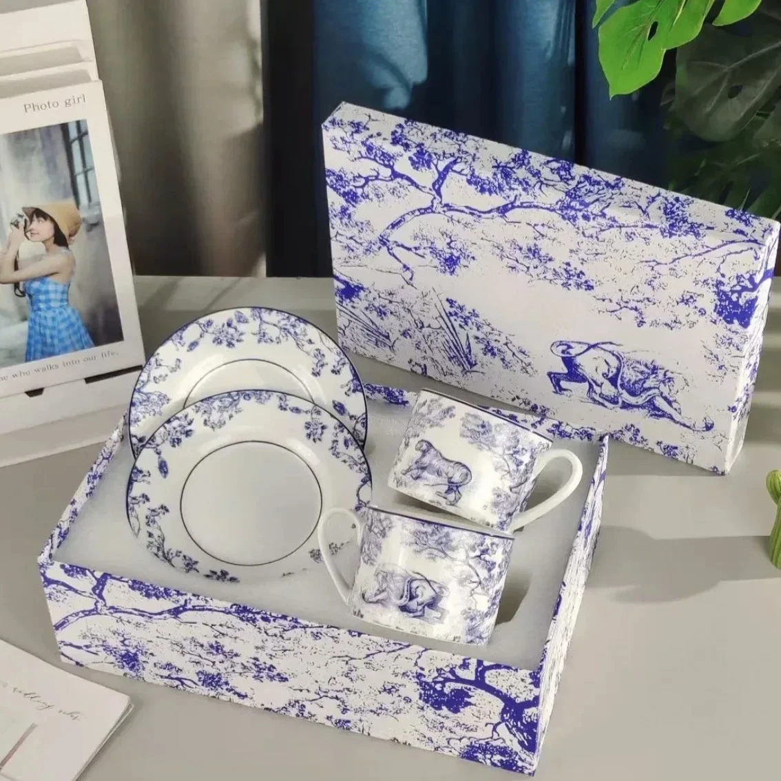 

Classic Series Red, Blue, Gray Animal Pattern Bone Porcelain Coffee Cup Plate European Afternoon Tea Cup Gift Box Set