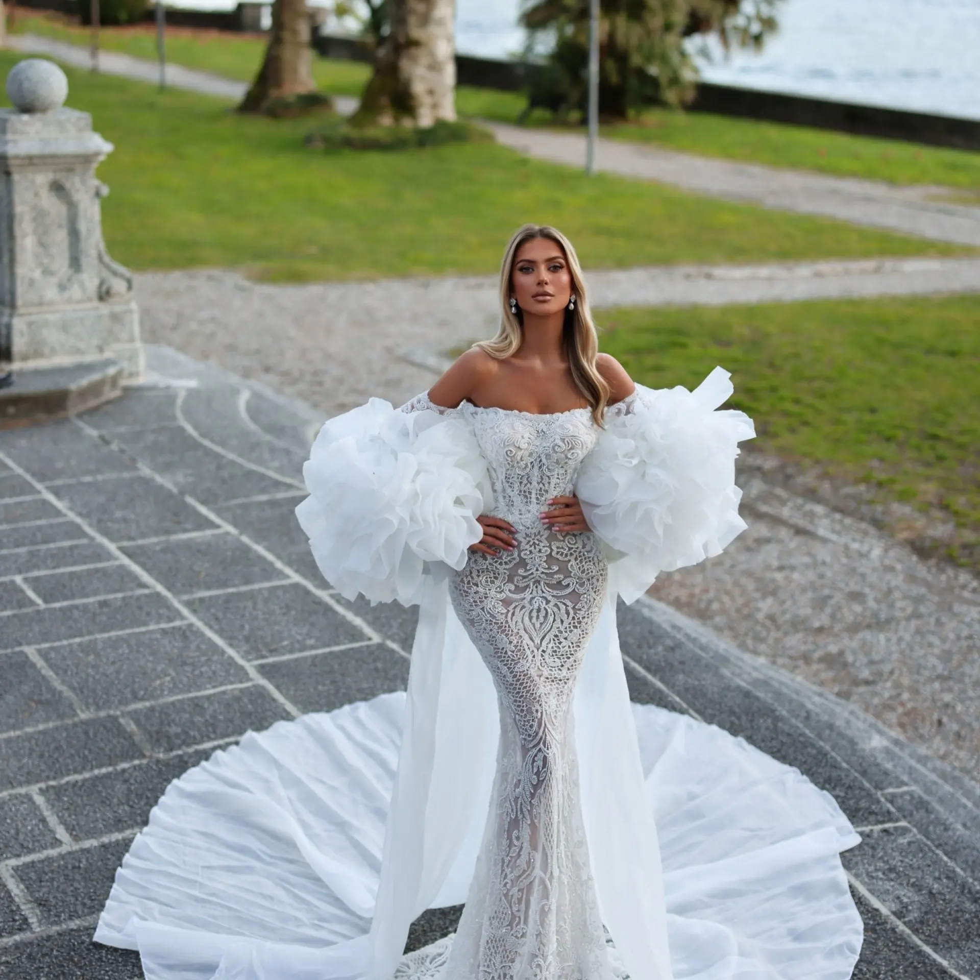 

Элегантная белая свадебная накидка с эффектными рукавами-баллонами и струящимся шлейфом – роскошный аксессуар для вечернего платья, болеро, накидка для свадебного платья