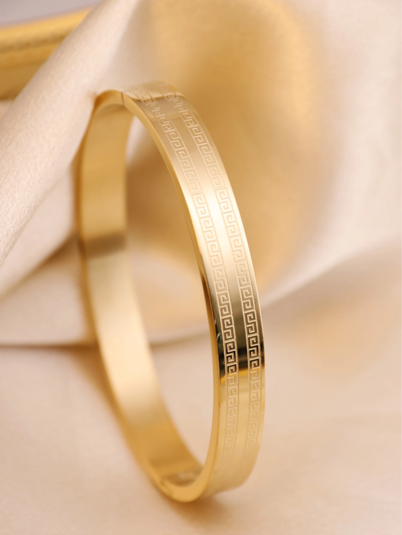 A Stainless steel fashion bangle