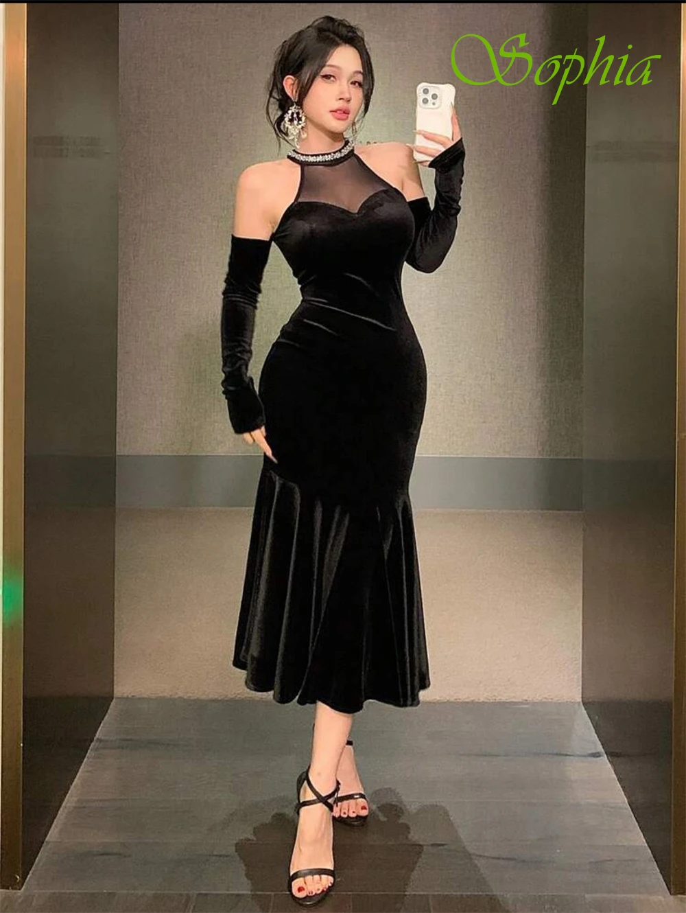 Maßgeschneidertes elegantes Abendkleid aus schwarzem Samt, klassisches Neckholder, ärmellos, Promi-Kleider, zarte Kristall-Meerjungfrau-Abschlussballkleider