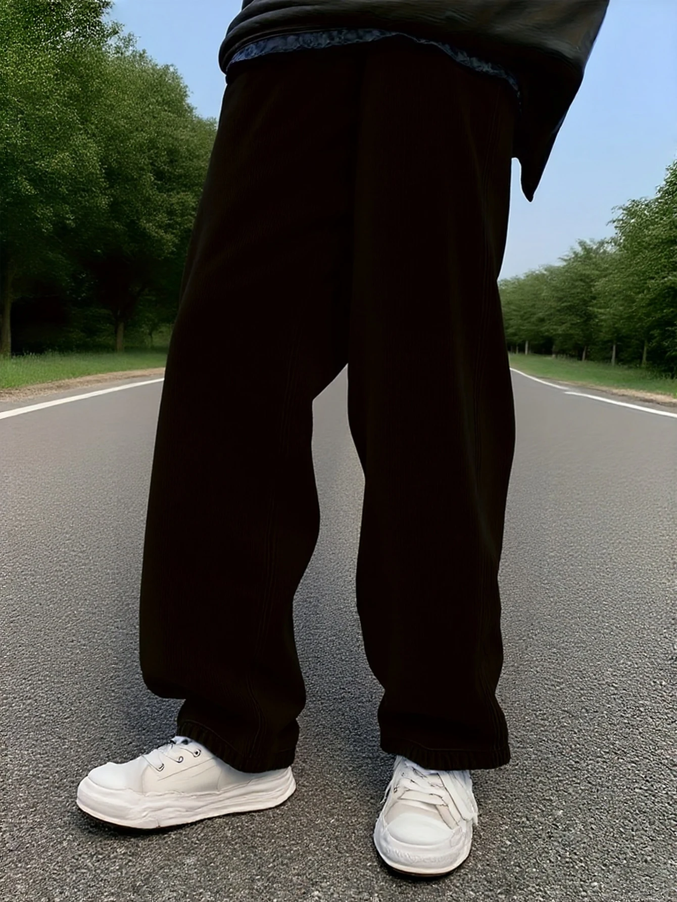 

Мужские черные широкие джинсы, свободные и струящиеся, простые и элегантные, легко создавающие повседневный и модный стиль.