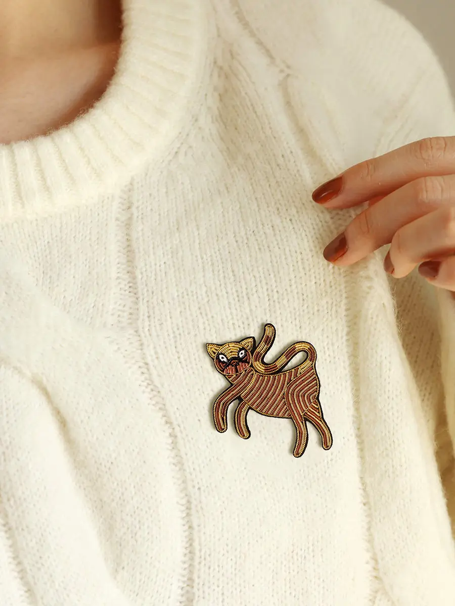 手刺繍のアフリカ猫ブローチ、衣類ピン、帽子アクセサリー、インドシルクバッジ用のユニークなデザイン