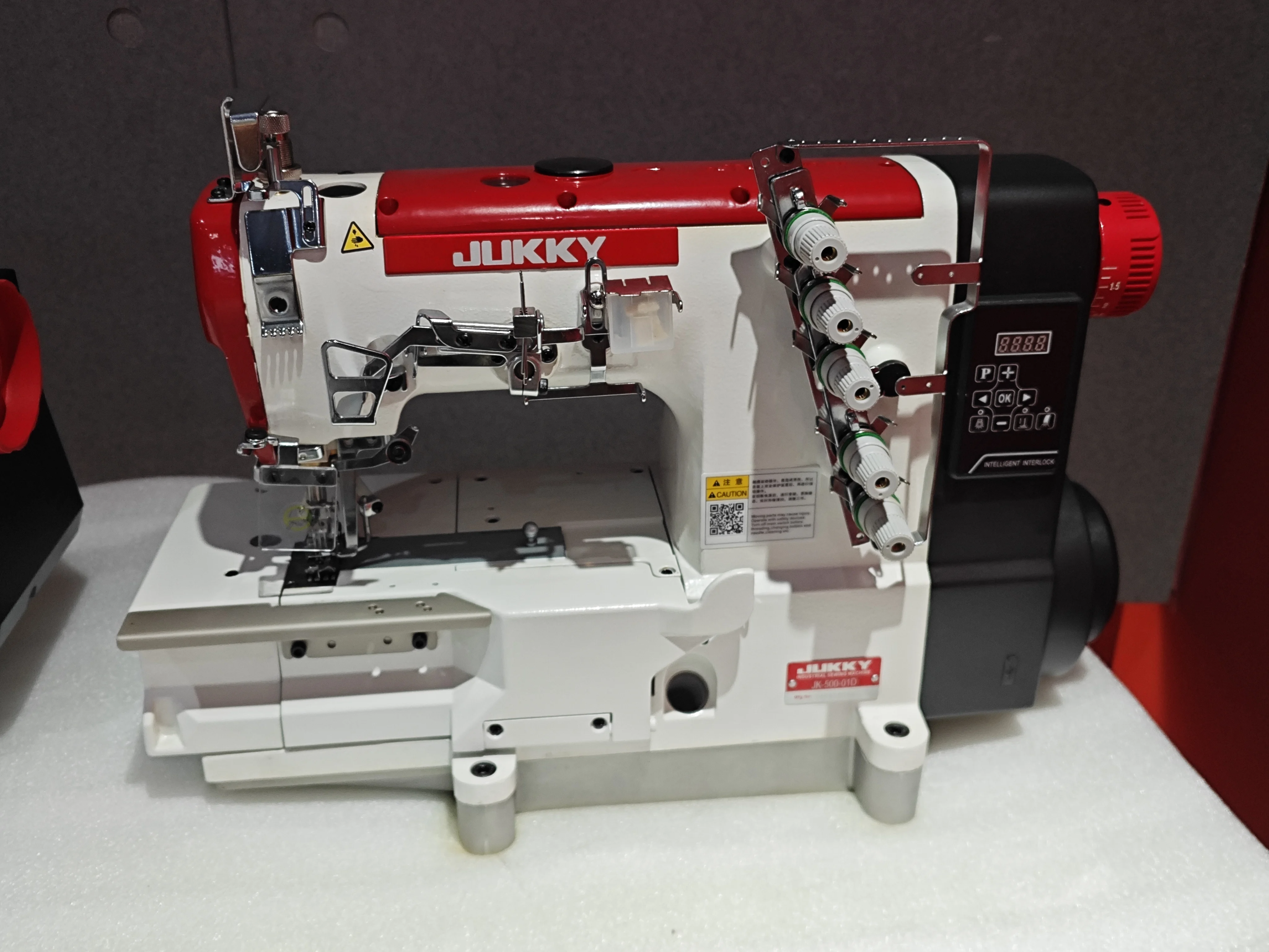 

Industrial Sewing Machine JUKKY JK500A-01D High Speed Flat Lock Sewing Machine for T-shirt 3 Needle 5 Threads Flat-bed Interlock