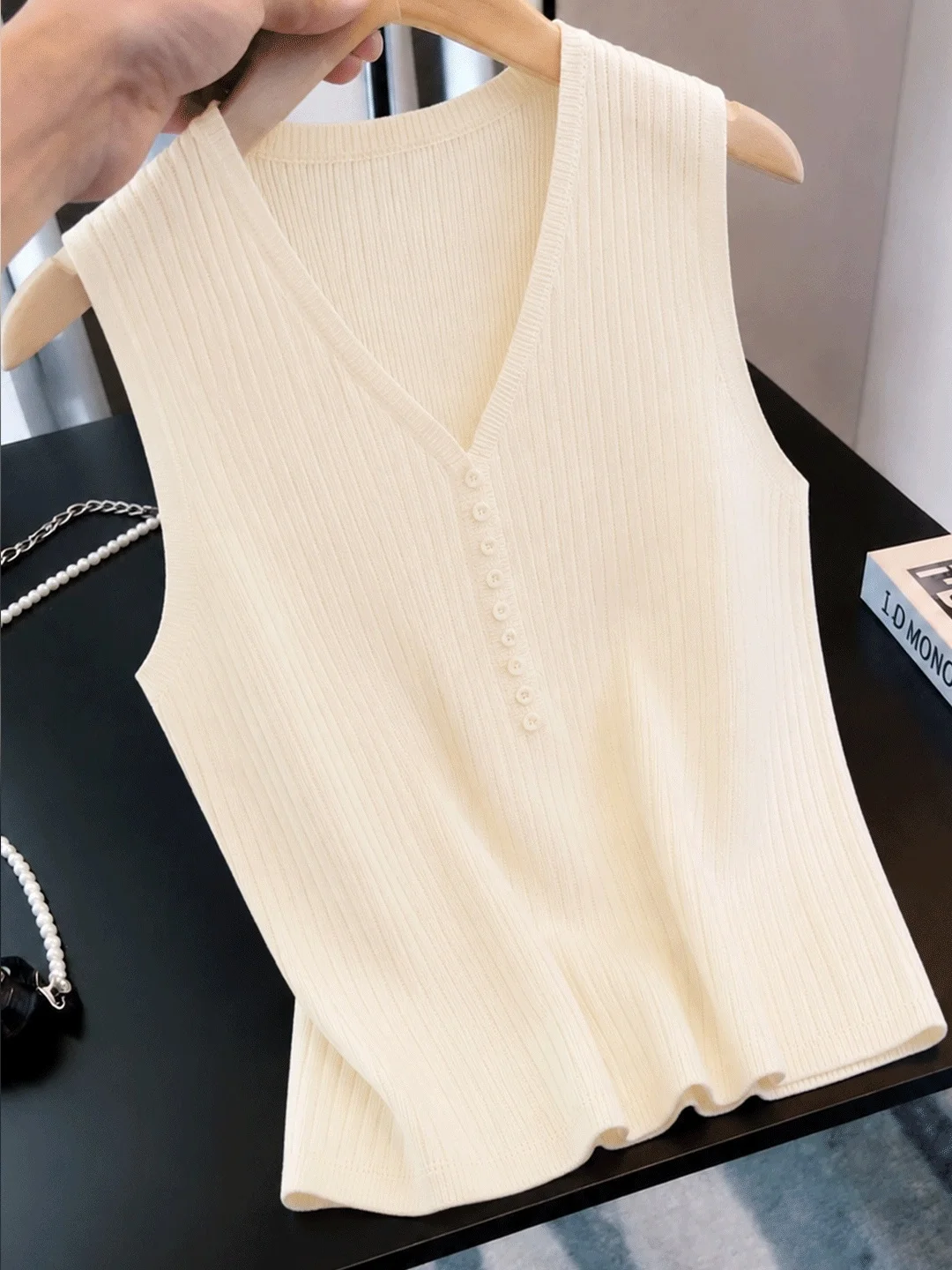 

Chic Soft V-Neck Sleeveless Vest Comfortable Layering Top Slimming Summer High-End Sensation Versatile plus Size Women's Clot...