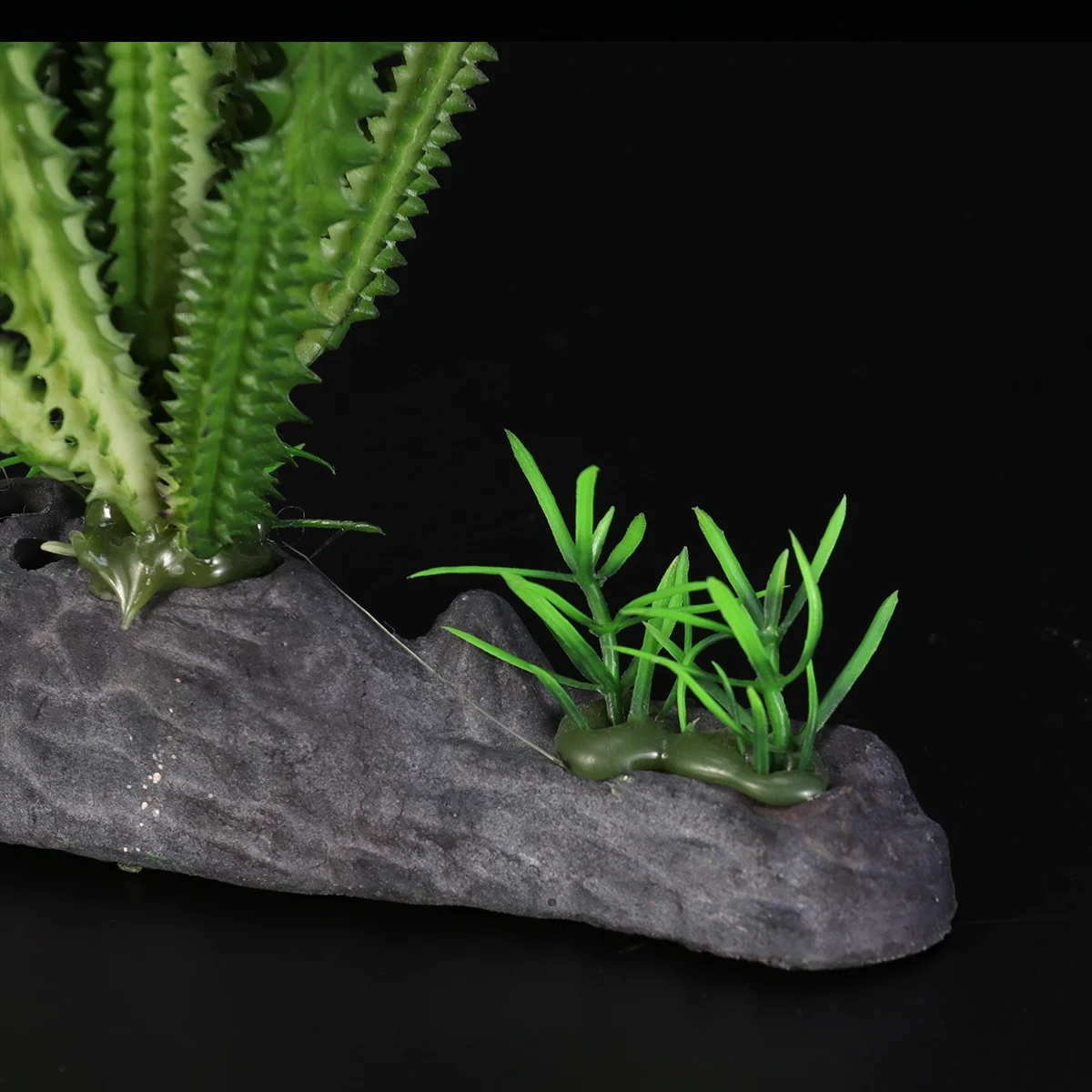 

Simulation Cactus Aquarium Plants Resin Fish Tank Decoration Lifelike Artificial Plants for Fresh and Salt Water Fading Free