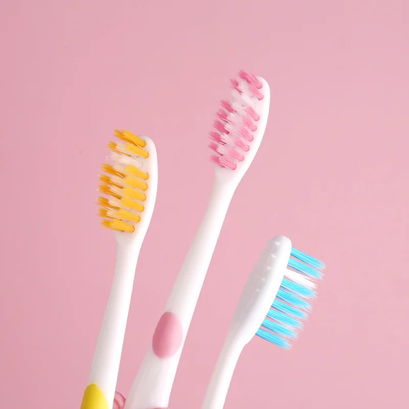 مجموعة فرش أسنان للأطفال ذات شعيرات ناعمة مكونة من 4 قطع - قاعدة كوب شفط وأغطية سفر بتصميم أرانب ودببة