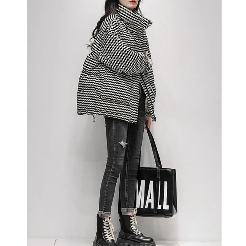 Chaqueta corta a cuadros blanca y negra para invierno, nueva versión coreana, abrigo holgado y grueso con cuello levantado, plumón de pato blanco 90%, 2025