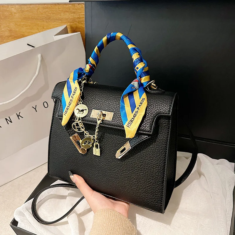 

Модная женская большая сумка 2025, стильный шарф, легкий и просторный, трансформируемый ремешок, шикарный осенне-зимний аксессуар