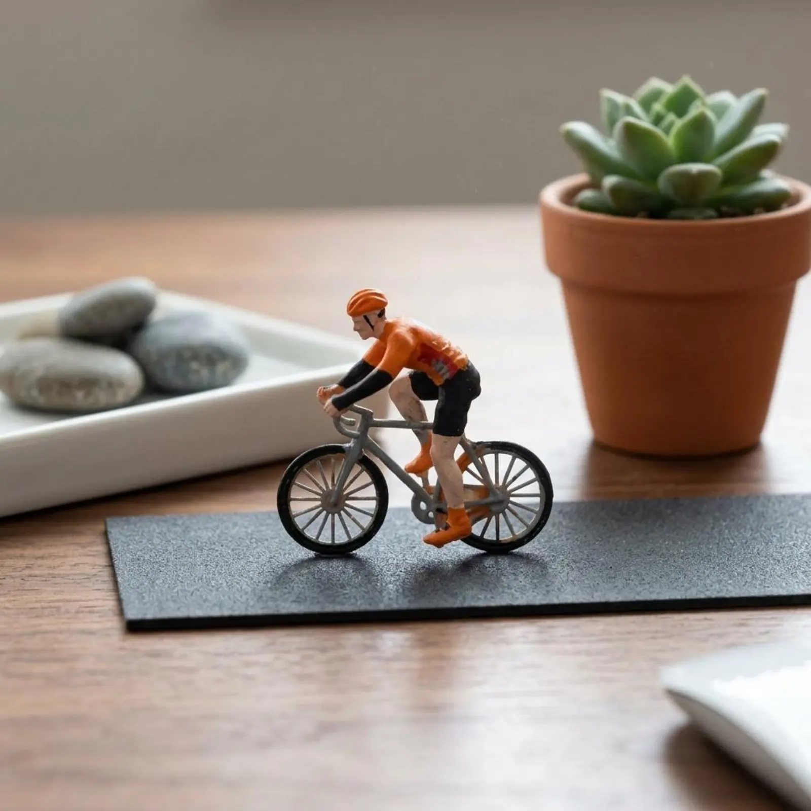 1/64 Cyclist Model Realistic Cyclist Figurine Mini Bike Cyclist Fine Texture Mini Pedal Cycle Model Imaginative Play