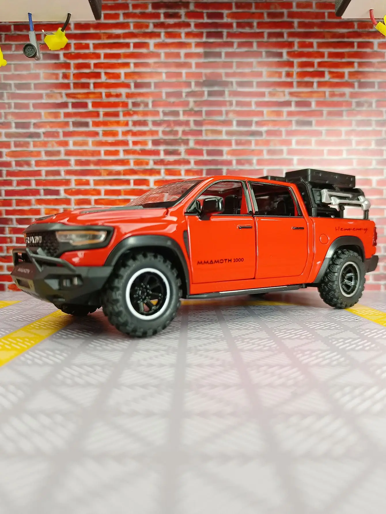 1: 32 دودج ماموث شاحنة بيك اب على الطرق الوعرة مركبة سبيكة نموذج الأبواب يمكن فتحها لديها محاكاة وظائف الصوت والإضاءة #5