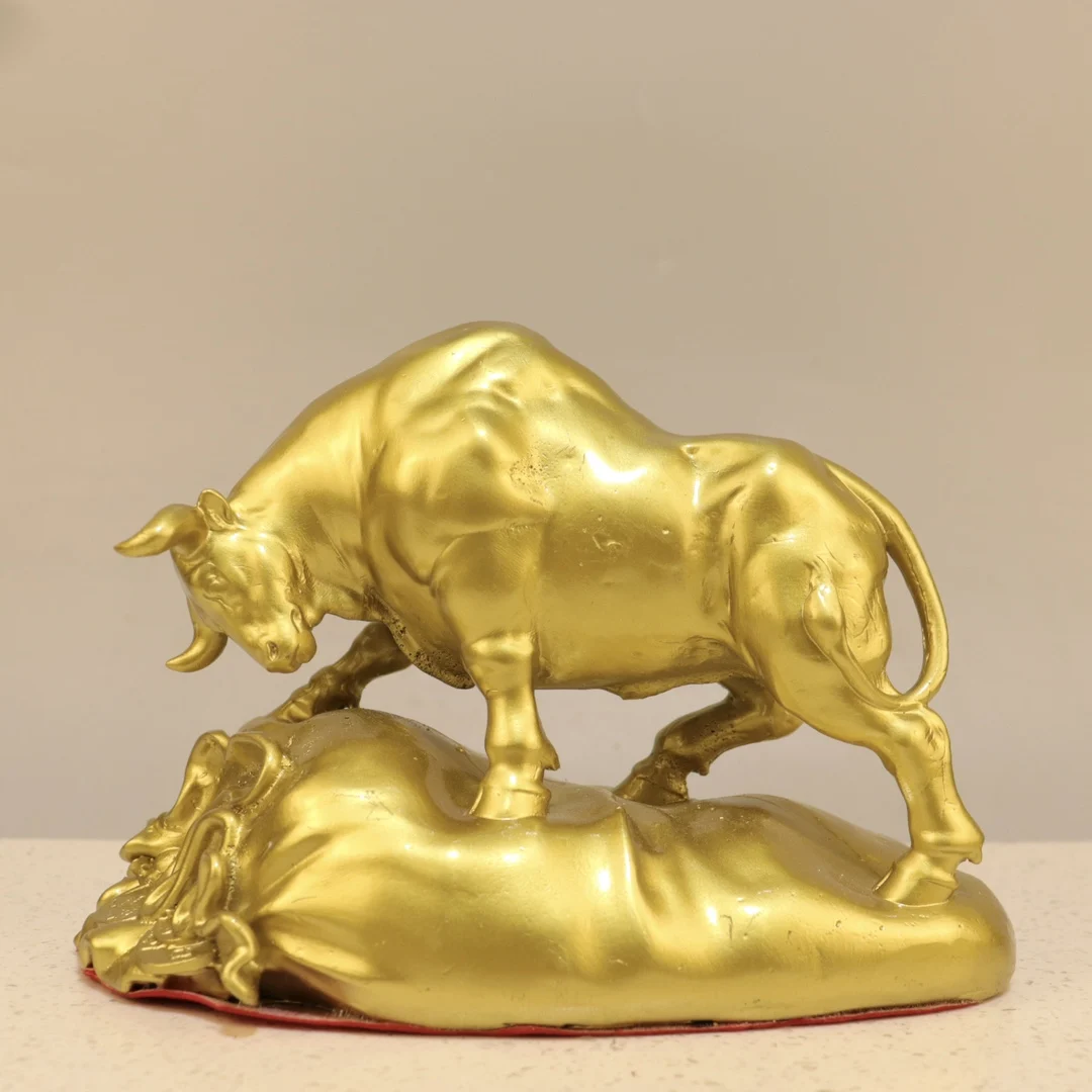 Exquisite Pure Copper Bull Figure - Elegant Home Decor for Living Room Office Desk Ornament, Perfect Gift for Family and Friends