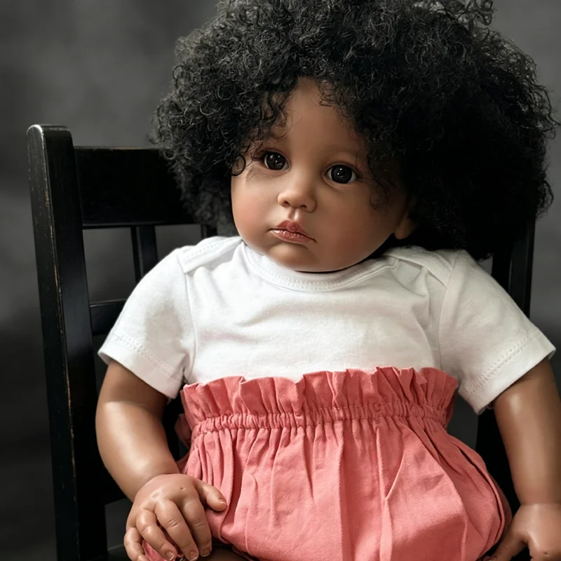 muneca-reborn-realista-de-60-cm-julieata-con-cabello-rizado-injertado-a-mano-y-piel-oscura-bebe-realista