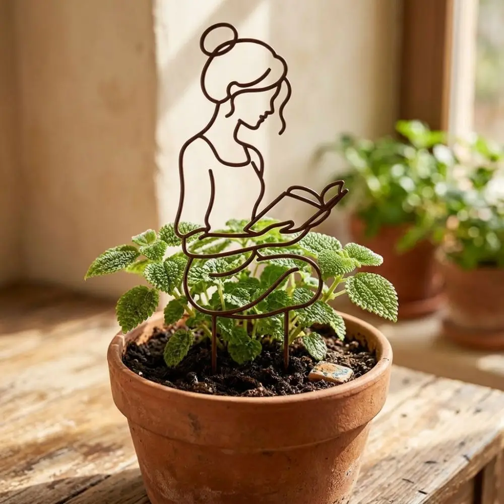 Distressed Iron Character Silhouette Plant Trellis Weather Resistance Hollow Out Metal Figure Vine Climbing Frame